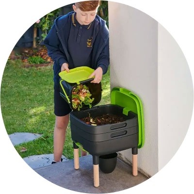Vermikompostér – domáci kompostér pre dážďovky - drevené nôžky